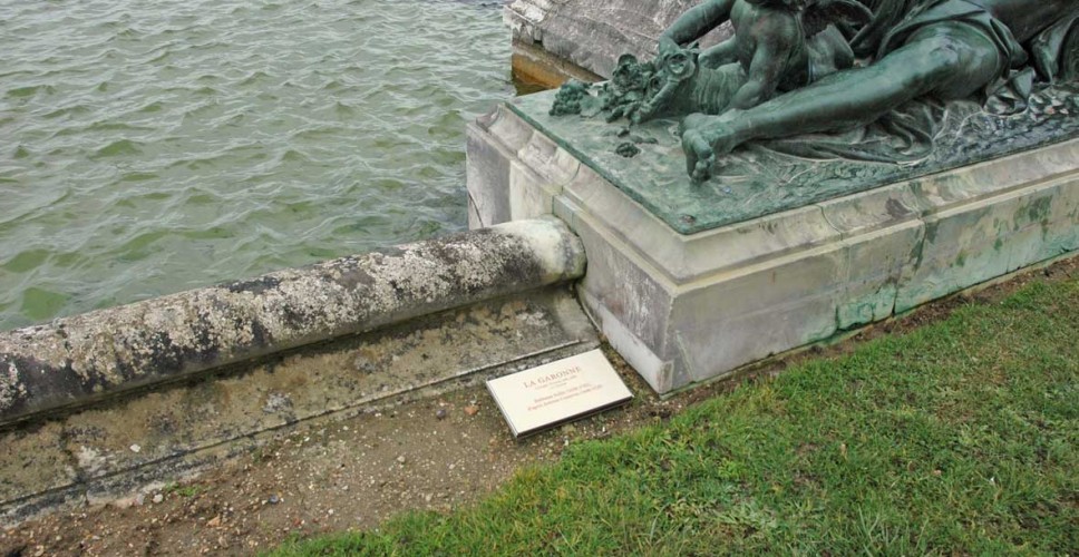 http://www.nap.fr/wp-content/uploads/2015/03/plaque-statue-versailles-968x500.jpg